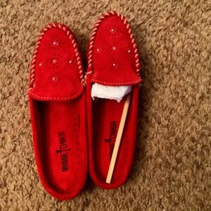 Minnetonka slide shoes NWOT